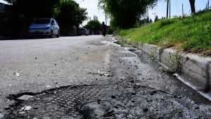 El olor a cloaca invadió las 174 Viviendas de Roca y para Navidad se tuvieron ir del barrio