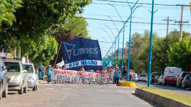 El Frente Piquetero Provincial marchó hacia la Ruta 22. Foto: Juan Thomes