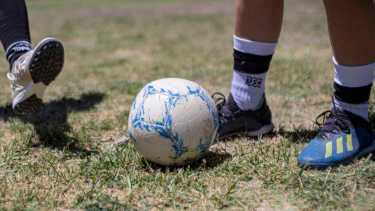 No podrá jugar al futbol hasta cumplir con la cuota alimentaria de su hija. Foto: archivo Juan Thomes