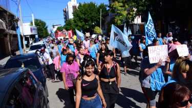 Las organizaciones se movilizaron hacia Anses y el Ministerio de Trabajo por la calle Tucuman. Foto: Cesar Izza.