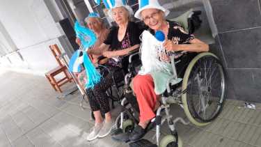 Las abuelas de Roca armaron la previa del partido en la vereda. (José Denino).-