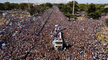 El plantel de la selección fue recibido por una multitud al país que quiso estar cerca de la Copa del Mundo. (AP Photo/Rodrigo Abd)