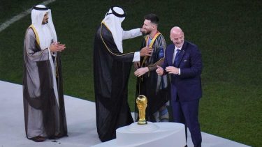 Messi y un momento curioso con el jeque en pleno festejo. (Foto: AP)