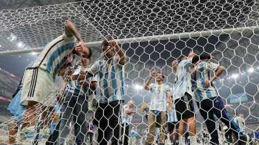 La Selección Argentina, con Rodrigo De Paul a la cabeza, cortaron la red del arco mundialista para llevarla de recuerdo. Foto: Martin Meissner para AP.-