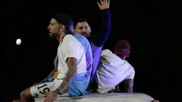 Messi junto a sus compañeros en los festejos del martes 20 de diciembre pasado. (AP Photo/Rodrigo Abd)