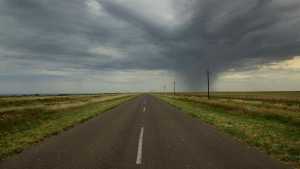 Salió a seguir la tormenta en el Camino de la Costa para hacer fotos y mirá qué belleza lo que encontró&#8230;