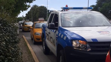 Se bajó del taxi sin pagar, lo siguieron y en la persecución atropelló a un Policía de Neuquén 