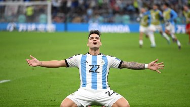 Lautaro Martínez festeja el último penal de Argentina contra Países Bajos. 