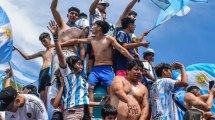 Imagen de La historia detrás de la foto viral del festejo por la Selección Argentina que se captó en Viedma