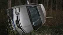 Imagen de Perdió el control y volcó el auto en el que circulaba por la Ruta 6 en Roca
