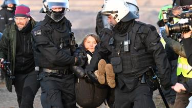 Los agentes procedieron a identificar a los manifestantes. 
