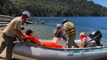 La mujer fue trasladada en una embarcación desde Playa Muñoz hasta la Seccional del Lago Gutiérrez. Foto: gentileza