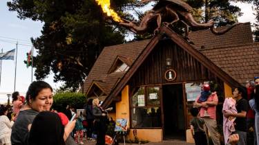  El dragón de la plaza de Trevelin lanza fuego por su boca dos veces por día. Fuente: @turismotrevelin.