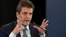Imagen de Efecto recompra de deuda: Economía pasó el primer test del año y bajó el riesgo país