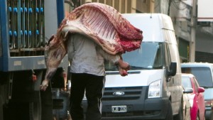 Sobrevive la media res: el Gobierno eliminó la obligación del troceo para comercializar la carne vacuna