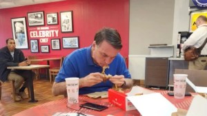 Autógrafos a seguidores y pollo frito: la agenda de Jair Bolsonaro para evitar ver a Lula