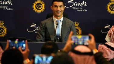 A pura sonrisa se presentó Cristiano Ronaldo en Arabia Saudita. (AP Photo/Amr Nabil)