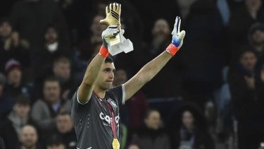 Dibu Martínez y una ovación en la cancha del Aston Villa. (Foto: AP)