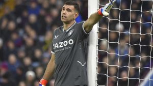 Dibu Martínez reveló la historia del perro que llevó para proteger su mansión en Inglaterra