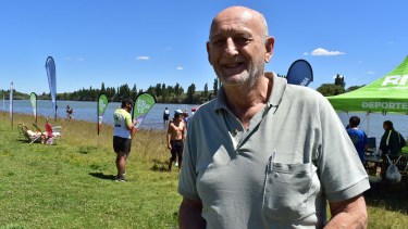 Alberto, de espaldas al río en el balneario de San Javier. (Foto/Jorge Tanos)