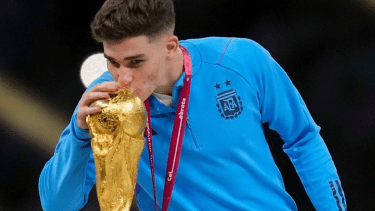 Julián Álvarez festejó ayer sus 23 años y la torta enloqueció a todos. 