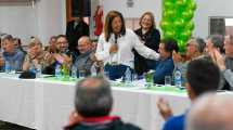 Imagen de Arabela Carreras en Bariloche se mostró en modo candidata