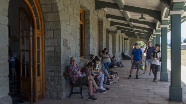 esta tarde, pasajeros del Tren Patagónico que debían llegar ayer, esperaban en la estación que llegue el tren con sus vehículos. Foto: Marcelo Martinez