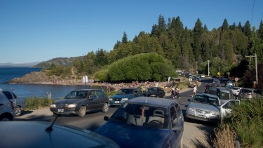 El tránsito, el estacionamiento, el transporte público, las guardias de sanatorios, son algunos de los servicios en Bariloche que están sobrepasados por la cantidad de gente. Foto: Marcelo Martinez