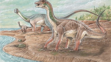 Ambiente. Un dinosaurio hace una patinada sobre una superficie resbaladiza con matas microbianas junto a un canal de marea con el mar hacia el fondo. Ilustración de Gabriel Lio