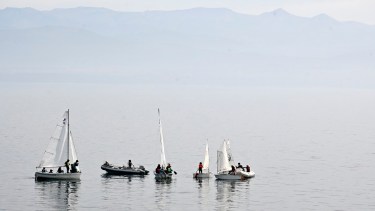 El humo del basural de Bariloche que se prendió fuego ayer cubre el lago Nahuel Huapi. Foto: Chino Leiva