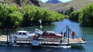 El esfuerzo de los balseros del río Limay para conectar a un pueblo en la cordillera