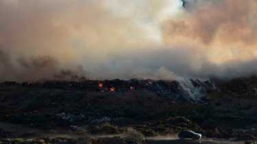 Las consecuencias por los incendios frecuentes en el manto de basura del vertedero de Bariloche las sufren los habitantes de los barrios adyacentes. (Foto de archivo Marcelo Martínez)