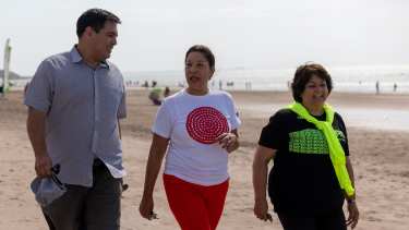La gobernadora Arabela Carreras caminó ayer por Las Grutas junto a Diego Canestraci, el futuro ministro, y Martha Vélez. Foto: Gentileza