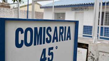 El personal de la comisaría 45 intervino ante el aviso del hombre muerto. (Archivo Florencia Salto).- 