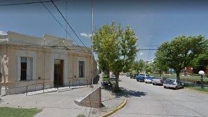 Un desconocido los sorprendió en la vereda de su casa y comenzó a golpear a su hija de 2 años