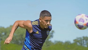 Equi Fernández se retiró de la práctica de Boca con una molestia muscular y está en duda para este domingo. Archivo.