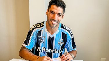 Luis Suárez firmó contrato por dos años en Gremio.