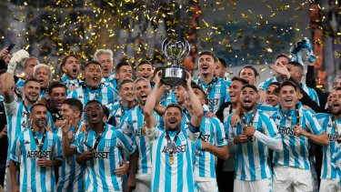 Iván Pillud levanta la Supercopa Al Ain disputada en Emiratos Árabes que ganó Racing. 