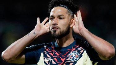 Bruno Valdez haciendo el "Topo Giggio" que popularizó Juan Román Riquelme. 