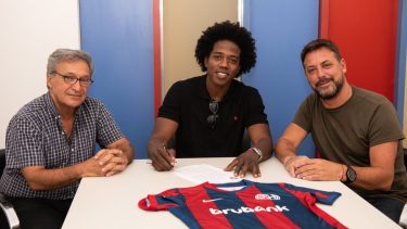 Sánchez firmó su contrato por un año con San Lorenzo.