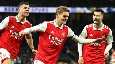 Arsenal se quedó con el clásico de Londres y se afianza como líder.