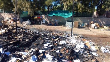 El incendio fue en una tienda que usan como galpón y en el sector de papeles y cartón. Foto: Gentileza.