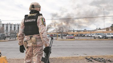Un soldado mexicano monta guardia afuera de una cárcel estatal en Ciudad Juárez, México, el domingo 1 de enero de 2023. (AP Foto/Christian Chavez)