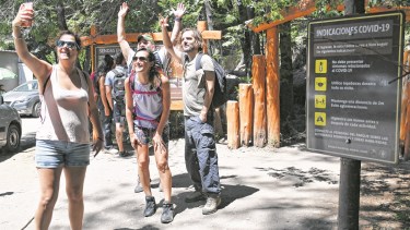 Un grupo de turistas toma una fotografía antes de iniciar una caminata. Foto: Chino Leiva