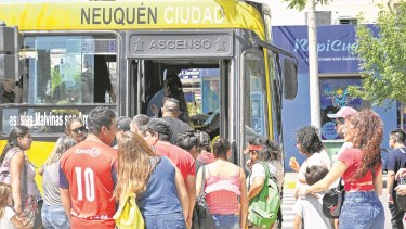 Pocos coches y muchos usuarios.  La postal que se puede observar en el ocaso de la ex Indalo. (Florencia Salto)