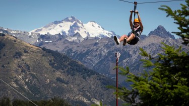 La tirolesa una de las actividades del cerro Otto este verano. Foto: Gentileza
