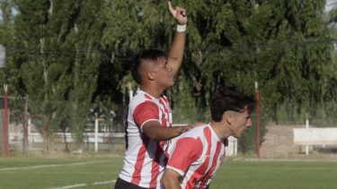 Con un dedo hacia el cielo, Reyes festeja su gol acompañado por Páez. Los dos entraron a los 11’ del segundo tiempo y fueron claves. (Foto: Oscar Livera)