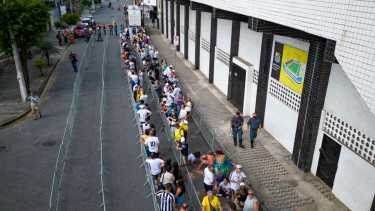 Largas filas para ingresar al estadio del Santos de Brasil, para despedir los restos de Pelé. Foto AP/Matias Delacroix.