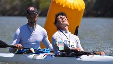 García y Mozzicafreddo al cruzar la boya amarilla en San Javier. Fotos: Jorge Tanos 