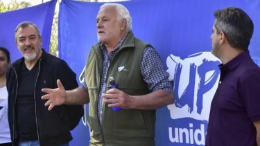 El titular de Unidad Popular, Rodolfo Aguiar, con el candidato a intendente de Huergo, Rafael Zamaro y el roquense Mateo Canosa. Foto Archivo